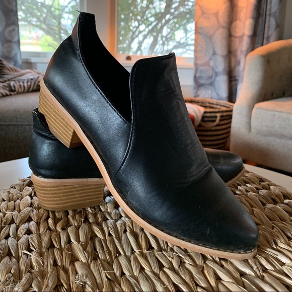 Shoes - Trendy, black low booties.